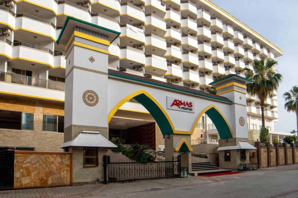 محوطه هتل محوطه هتل