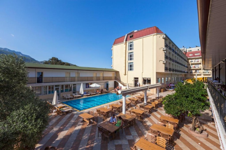 محوطه هتل محوطه هتل