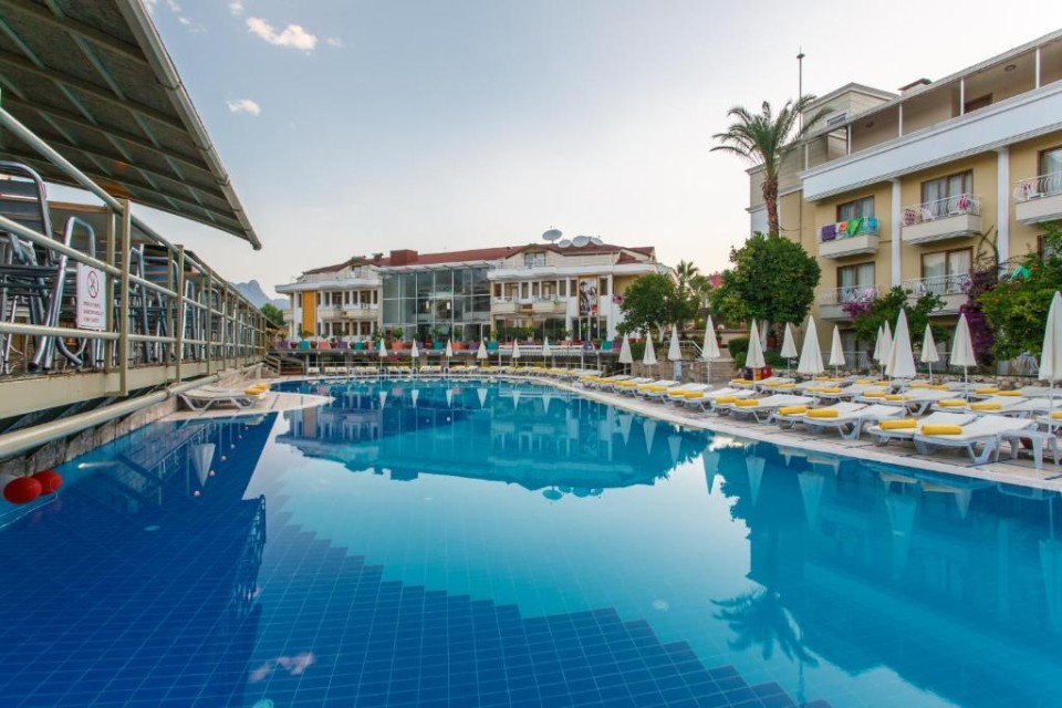 محوطه هتل محوطه هتل