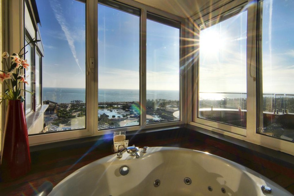 نمای بیرون از اتاق