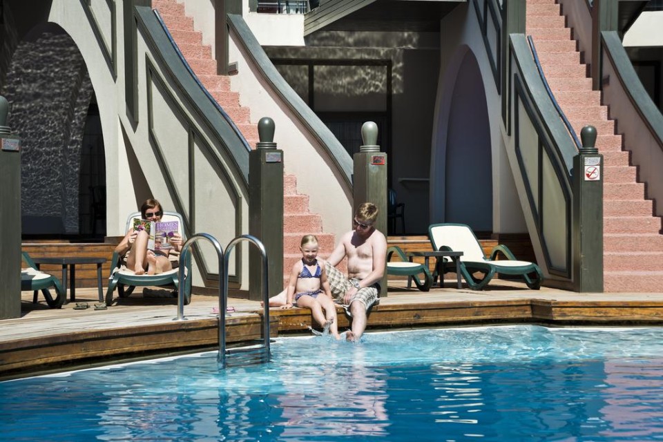 نمای بیرونی - روز