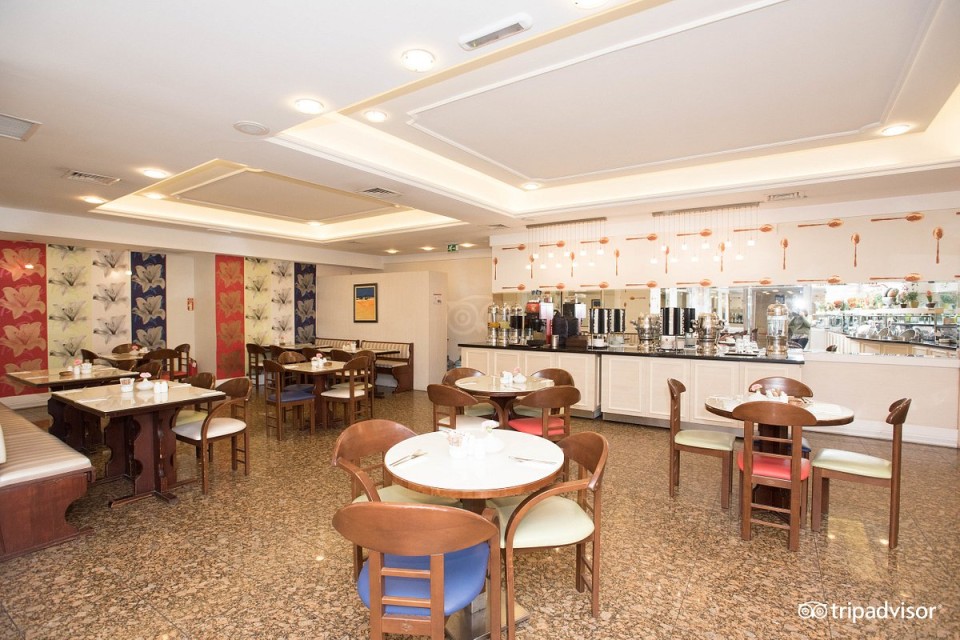 hotels-turkey-istanbul-hotel-Konak-istanbul-breakfast-hall--v15330374-26ba2c9637d85cfabc7a35aea816c669.jpg