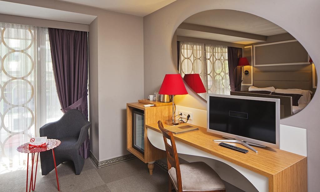 تلویزیون و مینی بار اتاق