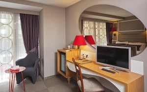 تلویزیون و مینی بار اتاق