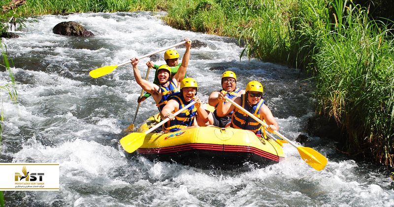 قایق&zwnj;سواری در رودخانه