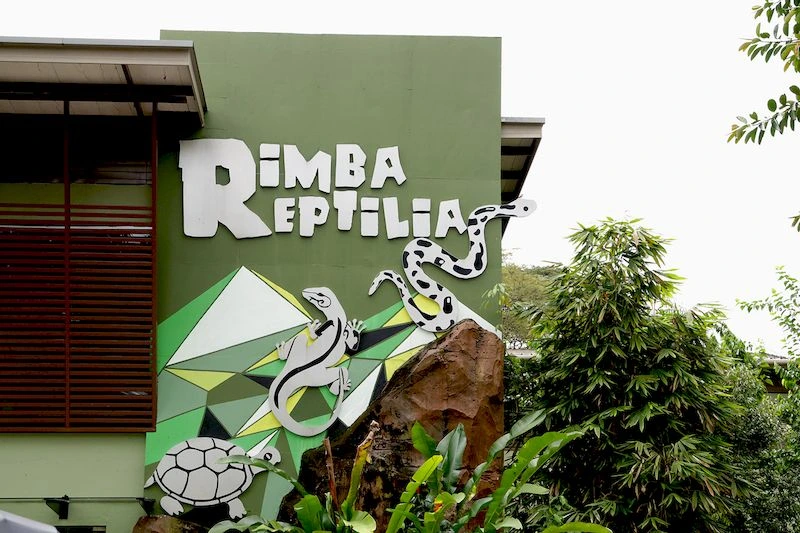 نوعی لاک&zwnj;پشت به نام آلدابرا که دومین گونه بزرگ لاک&zwnj;پشت در دنیاست، در بخش خزندگان باغ وحش، زندگی می&zwnj;کند. مارهای موجود در بخش پارک خزندگان هم از نوع سمی و غیرسمی هستند.