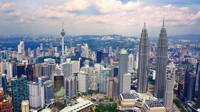 میتوان اینطور گفت که برای سفر به کوالالامپور هیچ محدودیت زمانی وجود ندارد. بااینحال، ماههای جون تا آگوست (اواسط خرداد تا اواسط شهریور) بهترین زمان از نظر کم بودن میزان بارشها است. نکته جالب اینکه کوالالامپور تقریباً در همه سال دمای ثابتی (بین ۲۷ تا ۳۳ درجه سانتیگراد) دارد. بارندگیها نیز معمولاً بهصورت پراکنده رخ میدهد.