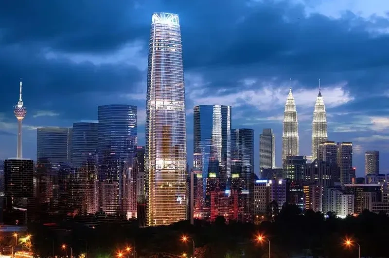 برج اکسچنج ۱۰۶ که قبلاً با عنوان TRX Signature Tower شناخته میشد، یکی از بلندترین برجهای کوالالامپور به شمار میرود. این آسمانخراش با ارتفاع 445.5 متر در حال حاضر چهارمین برج بلند کشور مالزی و پنجمین ساختمان بلند در جنوب شرق آسیا است. اکسچنج ۱۰۶ همچنین از نظر مساحت زیربنا که حدود ۴۵۴ هزار مترمربع است، دومین برج بزرگ مالزی محسوب میشود.