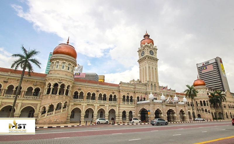 این برج دارای زنگی به وزن یک تن است که هر نیم ساعت یکبار به صدا درمیآید. روغنکاری و کوککردن این ساعت به صورت دستی انجام میشود و نکته جالب اینکه این کار توسط افراد داوطلب انجام میشود. این افراد با هدف حفظ این میراث فرهنگی این کار را انجام میدهند.