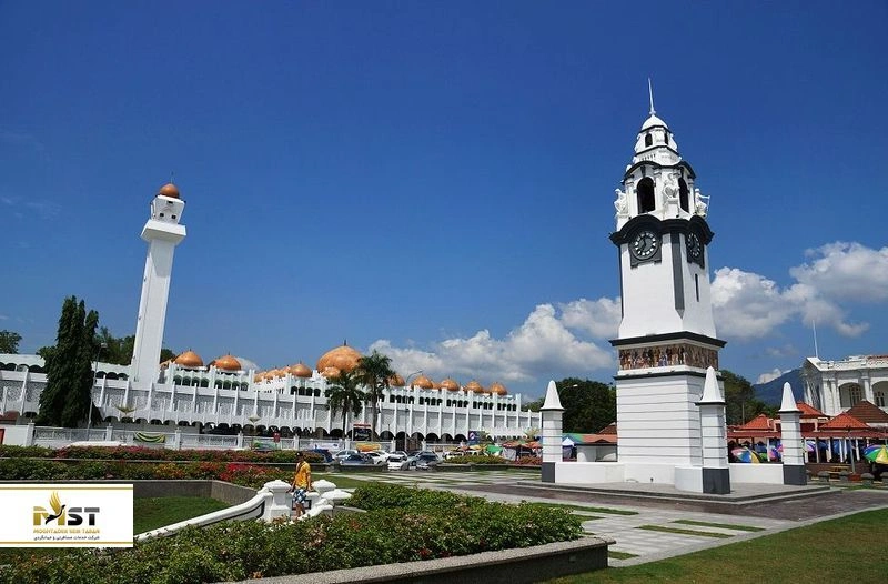 یکی از برجهای همیشه مورد بحث در مالزی، برج ساعت بیرچ در پراک است. جیمز بیرچ اولین شهروند بریتانیایی بود که به دست مردم محلی کشته شد. سه دهه بعد از مرگ او، در سال ۱۹۰۹ این ساعت برای یادبود وی احداث گردید. داتو ماهاراجاللا و داتو ساگور کسانی هستند که بیرچ را به قتل رساندند. همانطور که بریتانیاییها بیرچ را قهرمان میدانند، مالاییها نیز قاتلان را بهعنوان قهرمانان وطنی میشناسند؛ اما گردشگران فارغ از تمام این حرفها به محل این ساعت چهار طبقهای میروند تا از معماری آن بازدید کنند و عکسهای یادگاری بیندازند.