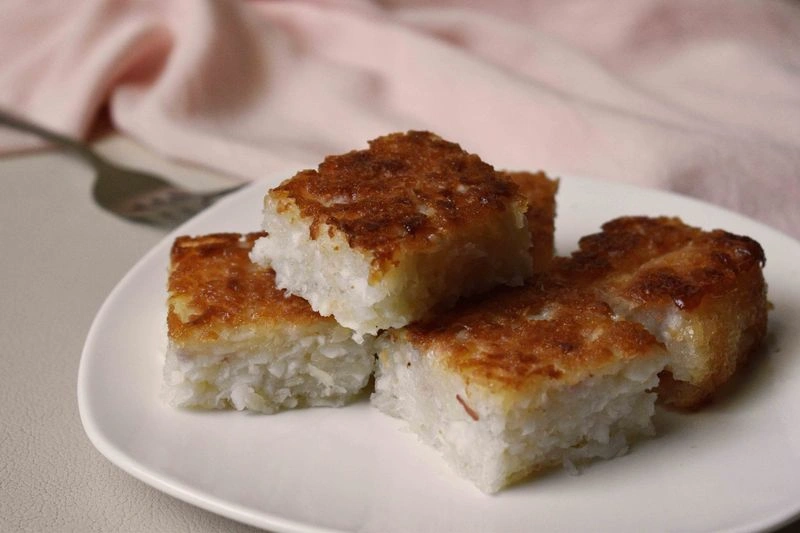 این کیکهای کوچک و خوشمزه که از کاساوا و نارگیل درست میشوند، بهمحض اینکه در داخل دهان قرار میگیرند، آب میشوند و طعمی فوقالعاده دارند. اگر اهل شیرینیجات هستید، حتماً در طول سفر به مالدیو این شیرینیهای خوشمزه را در کافههایی مثل City Bakery یا Salathai در ماله امتحان کنید.