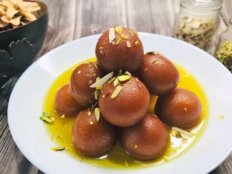 گلاب جامون (Gulab jamun): توپهای شیرین خیسانده در شهد قند