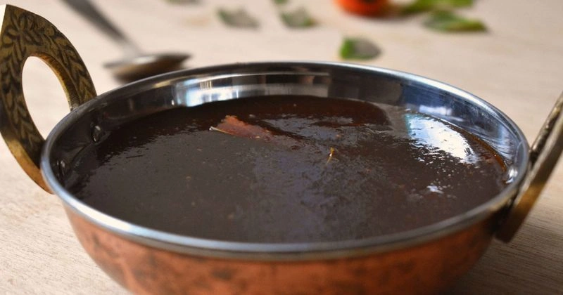 یکی از غذاهای اصیل مالدیو که تهیه آن شرایط خاصی دارد، ریهاکورو است. برای طبخ ریهاکورو، ابتدا ماهی برای مدتی طولانی پخته میشود و بعد در آن از چند نوع سبزی و البته فلفل چیلی استفاده میشود. همراه با ریهاکورو، نان هونی روشی سرو میشود و رسم است که نان را درون این غذای سوپ مانند میزنند و میخورند.