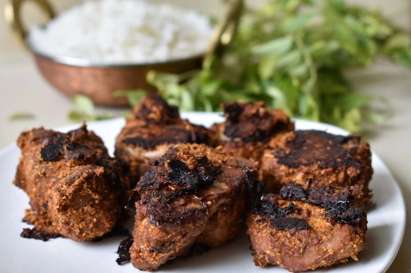 فیهونو ماس (Fihunu Mas): ماهی کبابی تند با ادویههای محلی