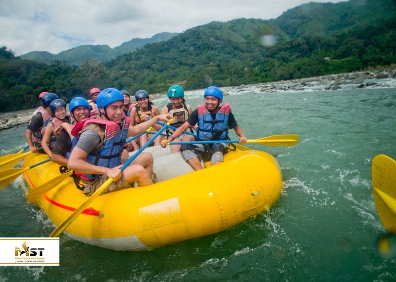 قایق&zwnj;سواری در رودخانه