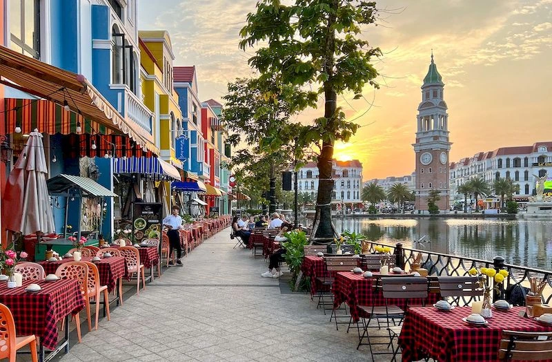 همچنین توصیه می&zwnj;کنیم سری به روستای بت ترانگ معروف به روستای سفال بزنید که از جاذبه&zwnj;های توریستی این کشور محسوب می&zwnj;شود. در ضمن در ماه می، شانس این را دارید که در جشن خیابانی زندگی بودا در شهرهای هوشی&zwnj;مین و نین بین (Ninh Binh) شرکت کنید.