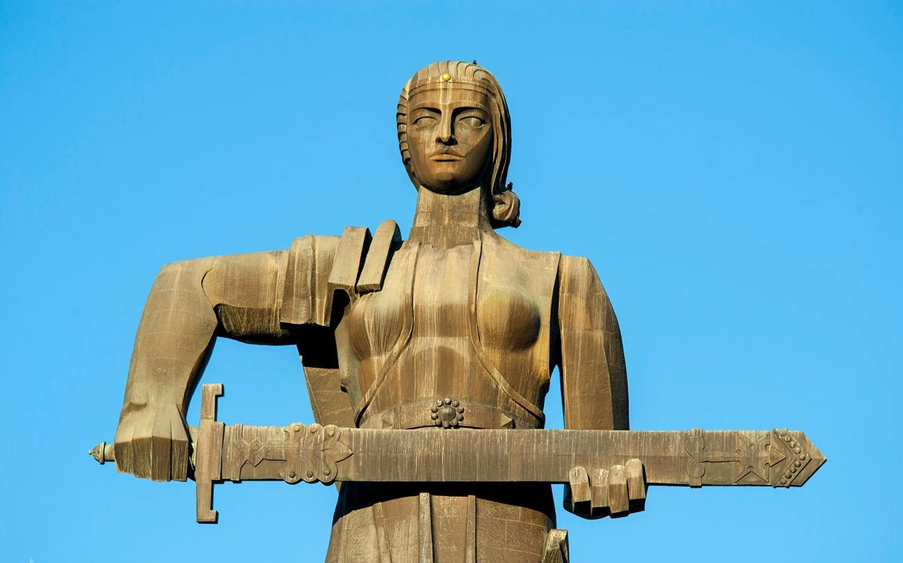 مجسمه مام میهن (Mother Armenia)، در سال 1967 در پارک هزارتین ایروان ساخته شده است. 