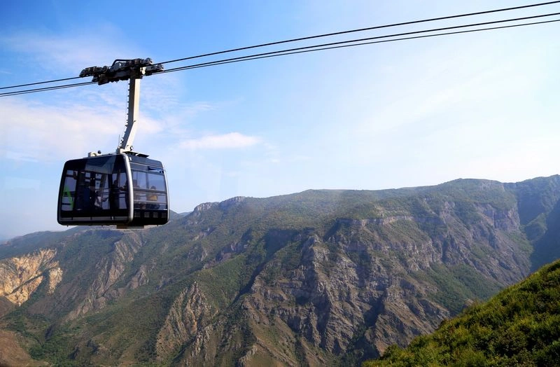 صومعه تاتِو یکی از زیباترین و مهم&zwnj;ترین بناهای تاریخی ارمنستان است که بر لبه&zwnj;ی دره&zwnj;ای عمیق قرار دارد. برای رسیدن به این صومعه، می&zwnj;توانید سوار تله&zwnj;کابین بال&zwnj;های تاتو طولانی&zwnj;ترین تله&zwnj;کابین و بدون توقف جهان شوید و از مناظری خیره&zwnj;کننده لذت ببرید. سوار شدن به این تله&zwnj;کابین از مهم&zwnj;ترین تفریحات در ارمنستان است که حتما باید در سفر به این کشور آن را تجربه کنید.