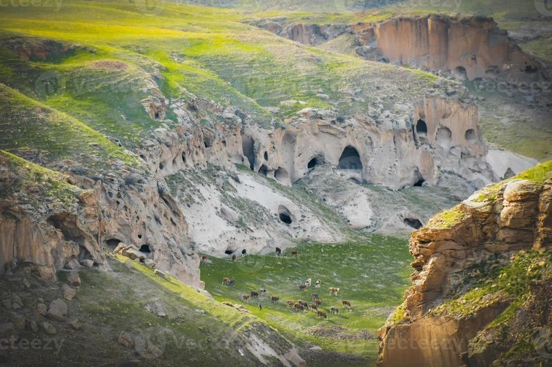 غار &laquo;موزِرو&raquo; یکی از غارهای اسرارآمیز ارمنستان است که در گذشته به عنوان محل سکونت انسان&zwnj;های اولیه استفاده می&zwnj;شده و کشف آثاری تاریخی در آن، این مکان را به مقصدی جذاب برای ماجراجویان تبدیل کرده است.