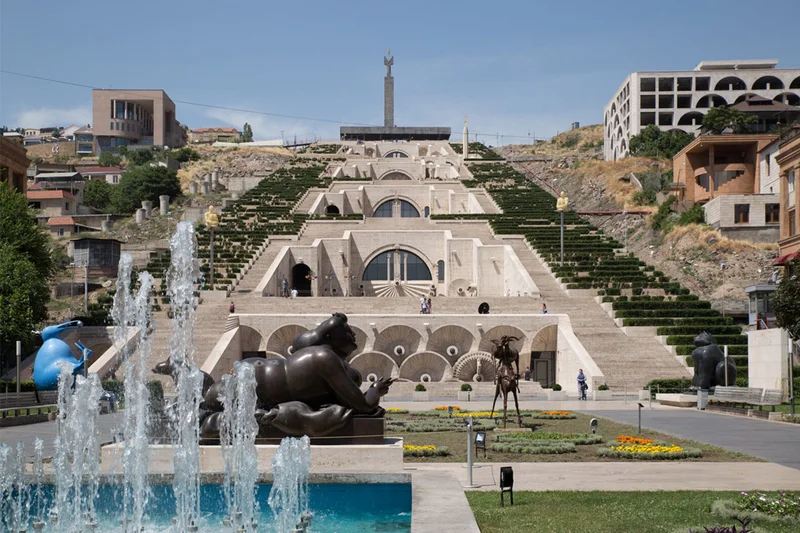 نمای مجموعه پلکانی کاسکاد ، یکی از مهمترین جاذبههای گردشگری ارمنستان، با فوارهها و مجسمههای هنری مدرن
