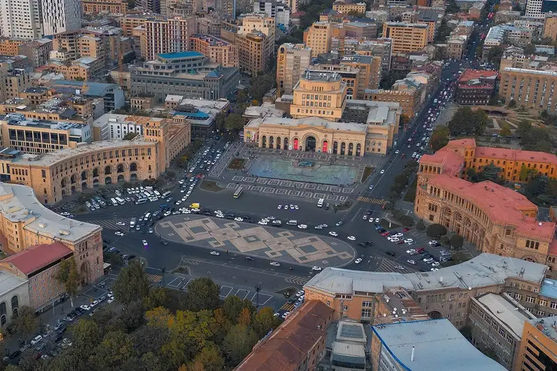 نمای هوایی از میدان جمهوری ایروان، با معماری زیبای ساختمانهای اطراف و محوطه مرکزی
