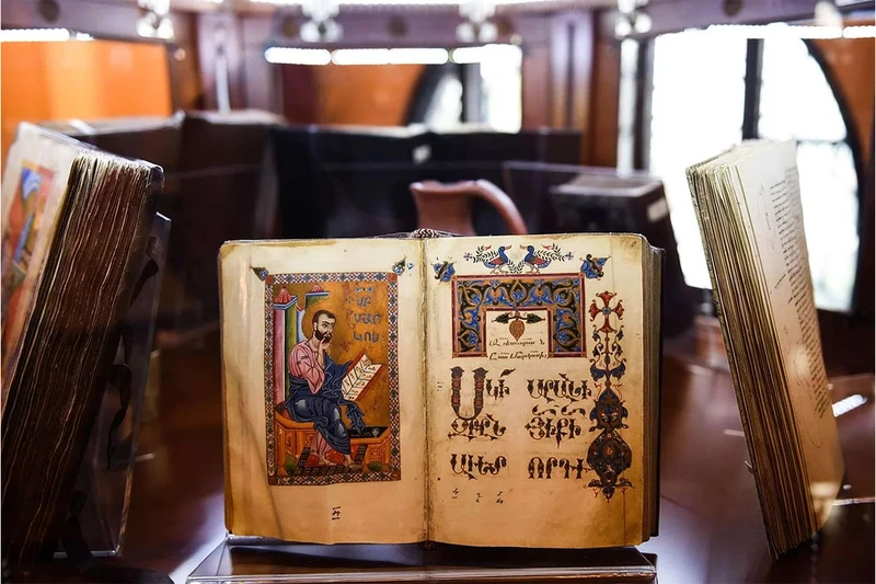 یک نسخه خطی کهن با نگارگری و خوشنویسی زیبا در موزۀ ماتناداران