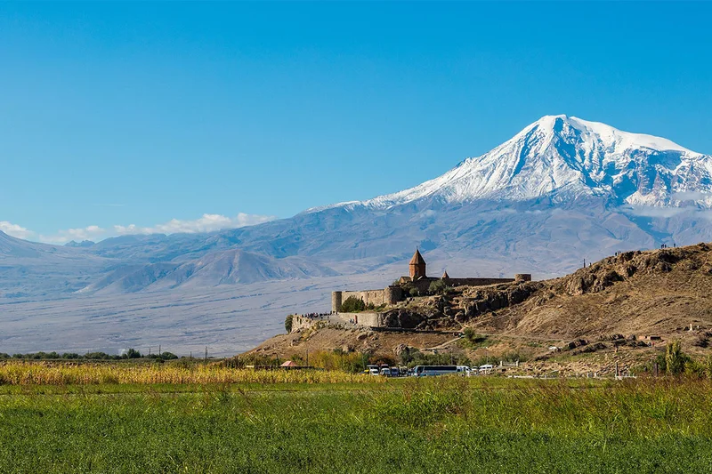 چشمانداز زیبای صومعۀ خور ویراپ در ارمنستان با منظرهای واضح از کوه آرارات