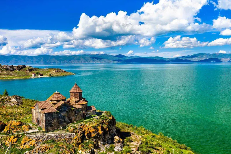 چشماندازی از صومعه سواناوانک و دریاچه سوان، از مهمترین جاذبههای طبیعی و توریستی ارمنستان