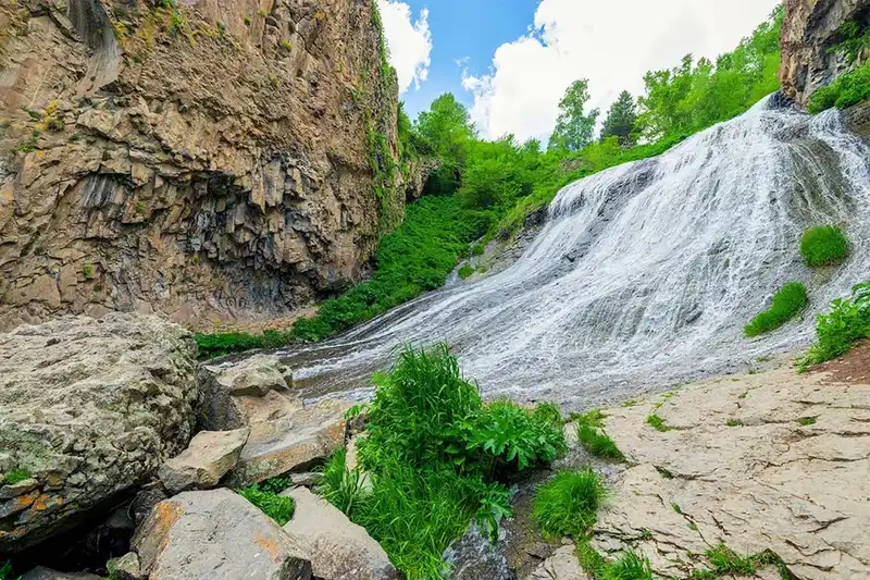 آبشار جرموک که میان صخرهها و طبیعت سرسبز ارمنستان جاری است