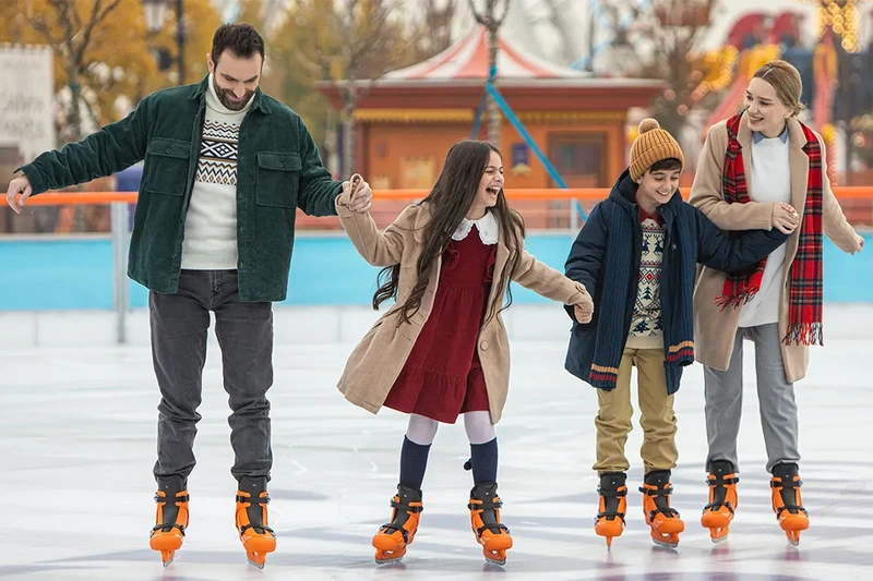 یک خانوادۀ شاد در حال اسکیت روی یخ (پاتیناژ) در یکی از پیستهای زمستانی ارمنستان
