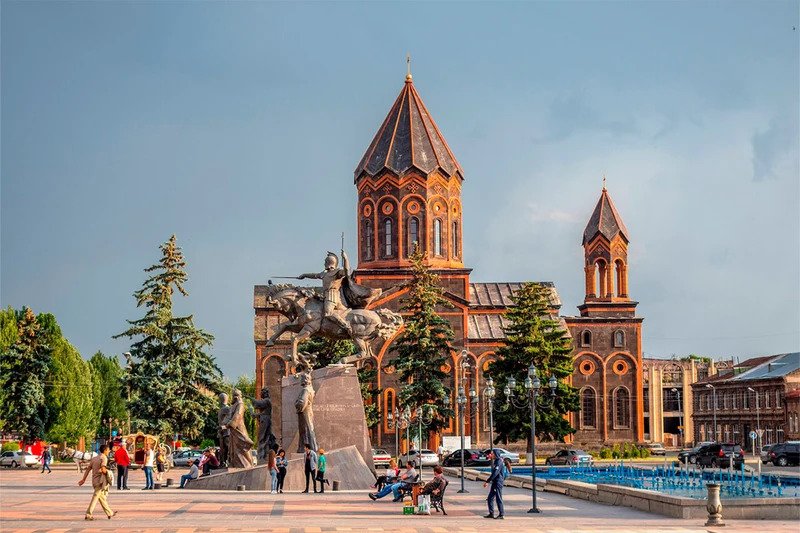 تصویری از کلیسای مسیح منجی در میدان شهر گیومری