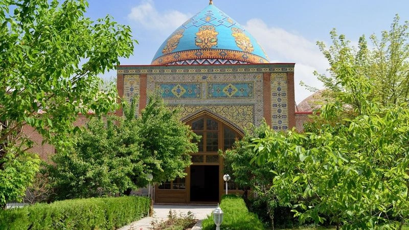 مسجد آبی یکی از نمونههای زیبای معماری ایرانی است که قدمت آن به سال 1768 باز میگردد. این بنا میان باغی سرسبز قرار دارد و روی آن کاشیکاریهای زیبایی به رنگ فیروزهای، طلایی و زرد انجام شده است. این مسجد، در دوران افشاریه و زمانی که ایروان تحت حکومت ایران بود ساخته شد. مسجد آبی در طول تاریخ کاربریهای مختلفی داشت؛ ابتدا مسجد بود، سپس به محلی برای تجمع هنرمندان شاعران تبدیل شد، سپس به موزه تغییر کاربری داد و در حال حاضر دوباره به عنوان تنها مسجد فعال ایروان فعالیت میکند.