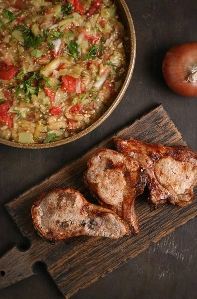 آتاشی مت یکی از بهترین رستورانهای ایروان است که بخش زیادی از شهرتش بهخاطر کیفیت بالا و طعم خوب غذاهای گوشتی آن است. غذاهای ارمنی این رستوران نیز کیفیت بالایی دارند؛ از غذاهای محلی پرطرفدار این رستوران میتوان به خینکالی اشاره کرد. در رستوران آتاشی مت، انواع غذاهای گیاهی، کبابی، خاورمیانهای، اروپایی و ارمنی در وعدههای نهار و شام سرو میشوند.