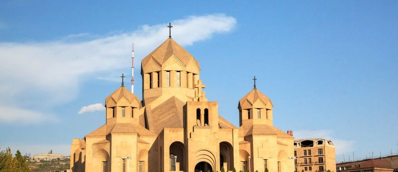 کلیسای جامع سنت گریگور ایلومیناتور ایروان با الهام از سبک منحصربهفرد معماری ارمنی ساخته شده است که یکی از مهمترین و کهنترین شیوههای ساختوساز در جهان بهشمار میرود. این سبک با قدمتی 4500 ساله، ریشه در معماری روم شرقی دارد و تأثیر قابلتوجهی در شکلگیری و توسعه بسیاری از شیوههای برجسته مانند رومانسک، گوتیک و معماری مسیحی داشته است.