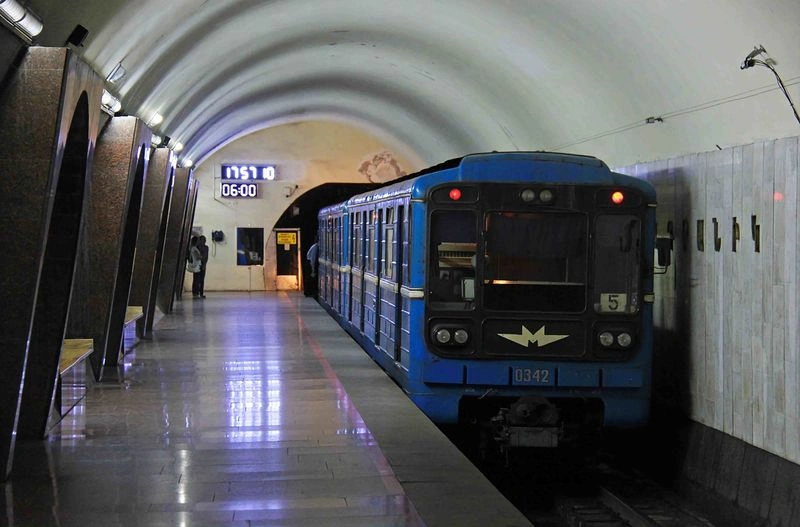 موقعیت مکانی کلیسای سنت گریگور به مرکز شهر بسیار نزدیک است؛ طوری که می&zwnj;توانید پیاده هم به آنجا بروید (کلیسای سنت گریگور روی نقشه). البته ایروان سیستم حمل&zwnj;ونقل خوبی دارد و می&zwnj;&zwnj;توانید از انواع وسایل نقلیۀ عمومی نیز استفاده کنید. در ادامه کاملاً برایتان توضیح می&zwnj;دهیم چگونه خود را به این جاذبۀ گردشگری برسانید.