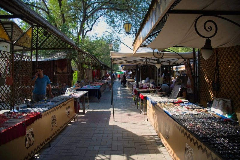 بازار ورنیساژ (Vernissage Market) که با اسم بازار صنایع دستی ایروان هم شناخته میشود، یک مجموعه خاص و متفاوت برای خرید است که بیشتر از یک بازار به یک نمایشگاه آثار هنری شبیه است. این بازار به سبک کاملا سنتی طراحی شده و دارای فضایی روباز است که انواع محصولات و صنایع دستی و سوغاتیهای ارمنستان را میتوانید با قیمت مناسب آنجا پیدا کنید و بخرید.