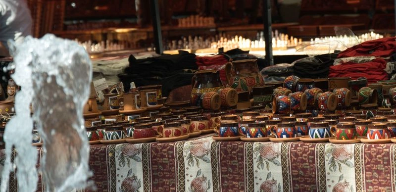 بازار ورنیساج ایروان یکی از بازارهای معروف برای تماشا و خرید صنایع دستی مردم محلی ارمنستان است. تاریخچه تاسیس این بازار دوست داشتنی به دهه ۱۹۹۰ میلادی برمیگردد.