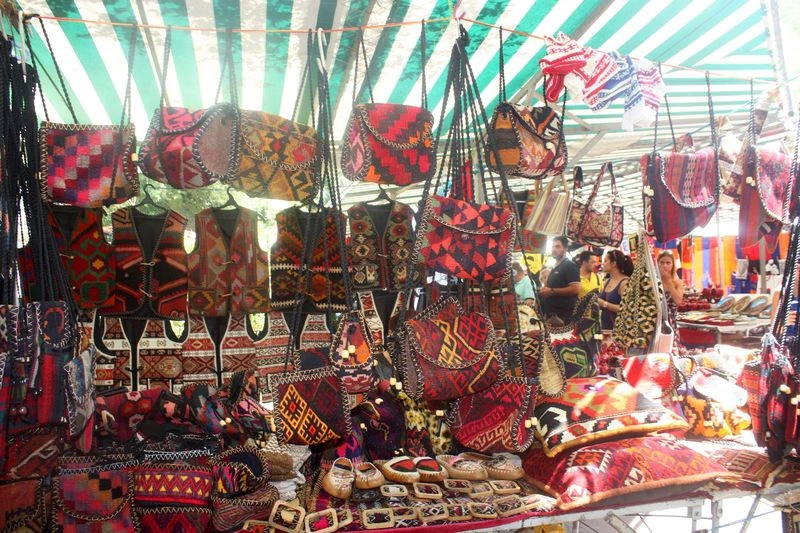 از جمله کالاهایی که در بازار ورنیساج به فروش میرسند عبارتند از: کیفهای زیبای سنتی و صنایع دست ارمنیها، زیورآلات از جنس نقره و بدل، کالاهای دکوری صنایع چوبی مثل مجسمهها و .. ، عتیقهجات، نقاشیها و تابلوهای هنری، پارچههای زیبا و روسریهای ارمنی و بسیاری موارد دیگر.