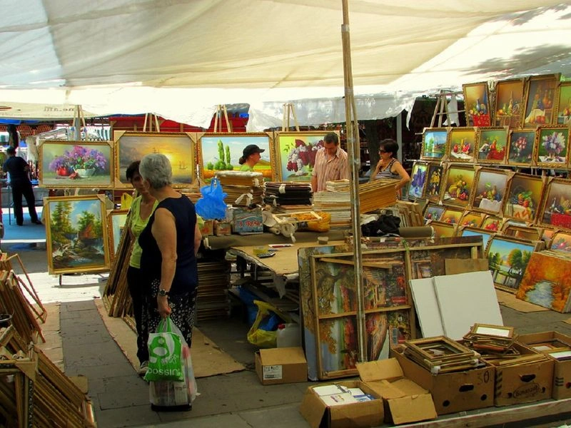 فروشگاه صنایع دستی ورنیساژ یک بازار سنتی است که در همه ماههای سال باز بوده و علاقهمندان در هر زمانی میتوانند از آن دیدن کنند؛ اما از آنجایی که این بازار به صورت روباز طراحی شده، بهتر است در فصلهای خوش آبوهوا به گشتوگذار در آن بروید تا گرما یا سرمای هوا اذیتتان نکند.