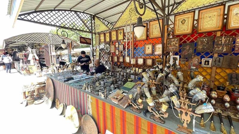 تا اینجا در مورد ورنیساج، بازار سوغات ایروان، صحبت کردیم. همانطورکه گفته شد، ورنیساج یک بازار خاص برای خرید صنایع دستی و هنر مردم ارمنی است که تمامی فروشندگان آن مهربان و صمیمی بوده و بدون شک روزی متفاوت و به یاد ماندنی را در آن تجربه خواهید کرد.