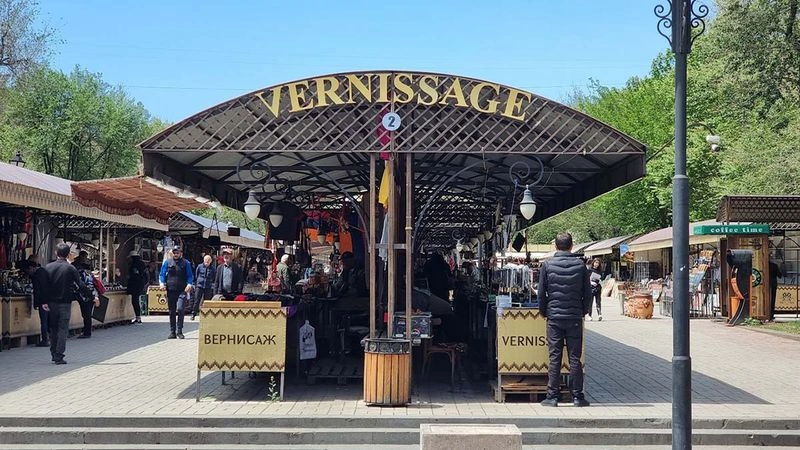 مرکز خرید سنتی ورنیساج، یکی از جاذبه&zwnj;های گردشگری مهم در ارمنستان است که در پایتخت این کشور یعنی ایروان قرار دارد. شما می&zwnj;توانید با وسایل نقلیه عمومی ایروان به راحتی به این بازار بروید. به این صورتکه سوار بر اتوبوس&zwnj;ها یا مینی&zwnj;بوس&zwnj;هایی شوید که به سمت مرکز شهر می&zwnj;روند. سپس در یکی از ایستگاه&zwnj;های نزدیک به میدان جمهوری پیاده شده و پیاده به سمت بازار ورنیساج بروید. اگر به دنبال گزینه راحت&zwnj;تری هستید، تاکسی بهترین گزینه برایتان خواهد بود.