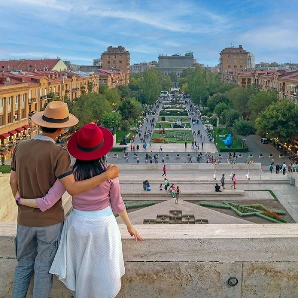 مجموعه پله&zwnj;های کاسکاد یکی از دیدنی&zwnj;ترین جاذبه&zwnj;های ایروان است که در تمامی فصل&zwnj;های سال زیبایی خاصی دارد.