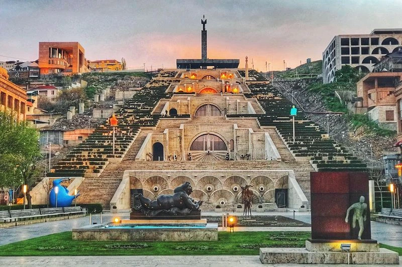 با توجه به اینکه امکان دسترسی با اتومبیل شخصی برای رفتن به مجموعه کاسکاد وجود دارد اما به عنوان یکی از نکات مهم سفر توصیه می&zwnj;کنیم تا حد امکان از وسایل نقلیه عمومی برای رفتن به آن استفاده کنید