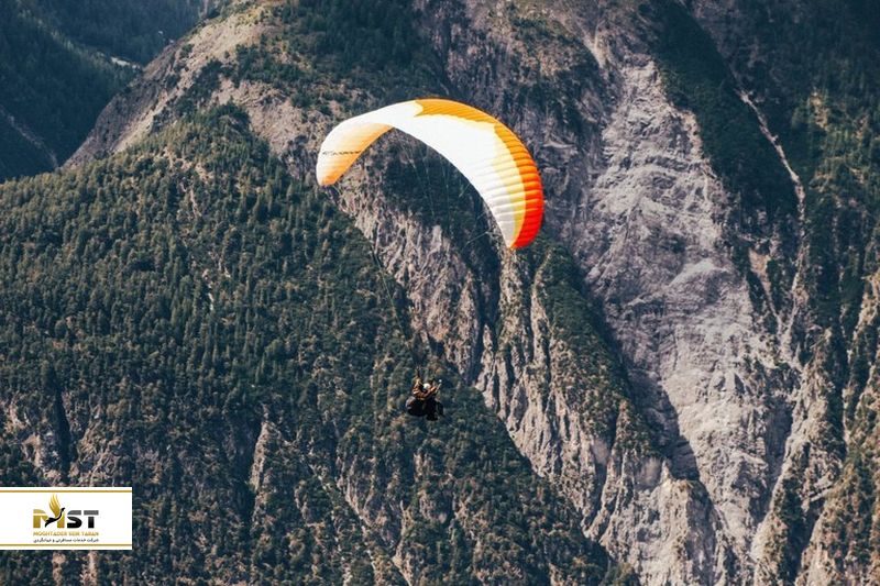 چتربازی بر فراز صخرهها