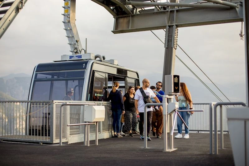 هر کابین تله&zwnj;کابین ارمنستان ۳۰ نفر گنجایش دارد و هر ساعت ۲۴۰ مهمان می&zwnj;توانند سوار شوند.