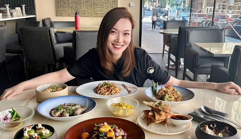 این کشور، منطقه&zwnj;ای پهناور است. آداب غذاخوردن در چین، آب&zwnj;وهوا، تاریخ، مواد اولیه محلی و... باعث شده&zwnj;اند تفاوت&zwnj;های منطقه&zwnj;ای زیادی در زمینه آشپزی به وجود بیایند. شمال چین هوای سرد و مرطوب دارد و به همین دلیل مردم آنجا غذاهای گرم و تند بیشتری همراه با فلفل، پیاز و سیر می&zwnj;خورند. آنها معتقدند این غذاها گردش خون را افزایش داده و آنها را از شر سردی و رطوبت حفظ می&zwnj;کند. مردم جنوب هم عموماً به دلیل آب&zwnj;وهوای گرم&zwnj;تر دوست دارند غذاهایی با طعم ملایم و با طبع سردتر بخورند.&nbsp;