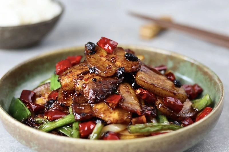 گوشت خوک سیچوان یا &laquo;برش&zwnj;های گوشت خوک پخته شده&raquo;، یکی از غذاهای معروف این منطقه و از غذاهای تند چینی است. در تهیه این غذا، گوشت خوک با سفیده تخم&zwnj;مرغ و نشاسته پوشانده می&zwnj;شود تا طراوت و لطافتش حفظ شود و سپس آب&zwnj;پز می&zwnj;شود. این آبگوشت، طعمی تند و فلفلی دارد. هنگام غذا خوردن، متوجه خواهید شد که هر تکه گوشت، حاوی آب فراوان با عطر تند و تازه و معطر است.