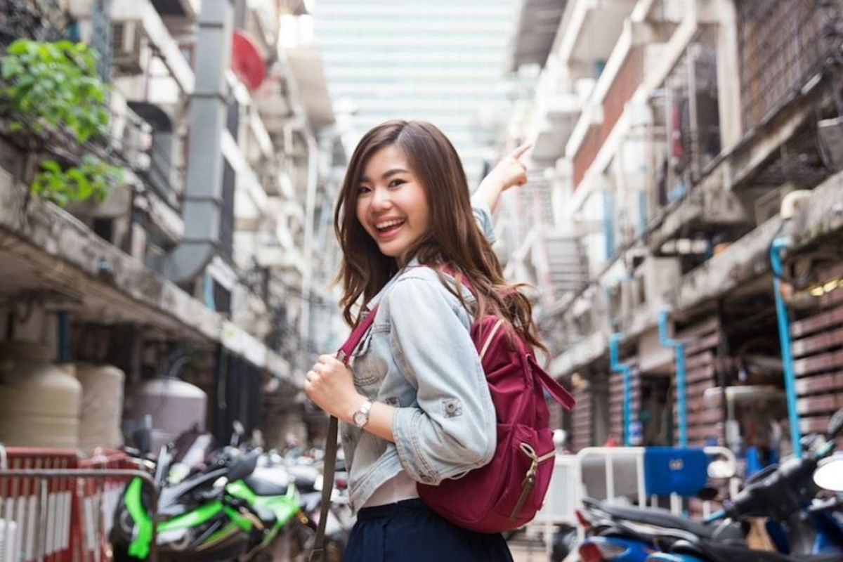 هزینه حمل و نقل در چین از ۳۰ تا ۱۰۰۰ دلار متغیر است. اگر سوار تاکسی می&zwnj;شوید، هیچ نیازی به پرداخت انعام نیست.