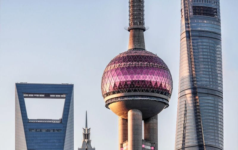 برج مروارید خاور از نظر طراحی معماری یکی از خاص&zwnj;ترین برج&zwnj;های مخابراتی جهان به شمار می&zwnj;رود. فرم اصلی آن از ۱۱ گوی با اندازه&zwnj;های مختلف تشکیل شده که در محور عمودی برج قرار گرفته&zwnj;اند و به وسیله ستون&zwnj;ها و پایه&zwnj;های قدرتمند به یکدیگر متصل هستند.