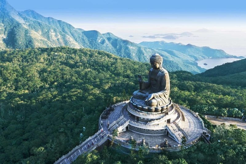 هنگ کنگ یکی از امن&zwnj;ترین شهرهای جهان با نرخ پایین جرایم است و از دو بخش تشکیل شده است: کاولون (Kowloon) که قسمت سنتی&zwnj;تر شهر با فروشگاه&zwnj;های غذاهای دریایی سنتی، طب چینی و امکانات کلاسیک است. بخش دیگر، جزیره هنگ کنگ است که قسمت پرزرق&zwnj;وبرق شهر محسوب می&zwnj;شود و تجمل، تفریحات شبانه، خط افق سر به فلک، مراکز و بازارهای شلوغ را ارائه می&zwnj;دهد.